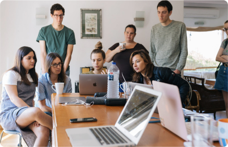 Un editor de periódico con exceso de trabajo